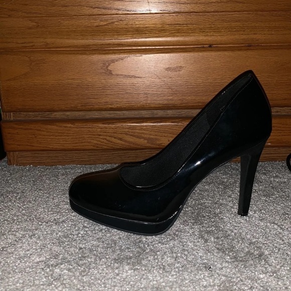 Black closed toe heels - Picture 2 of 3